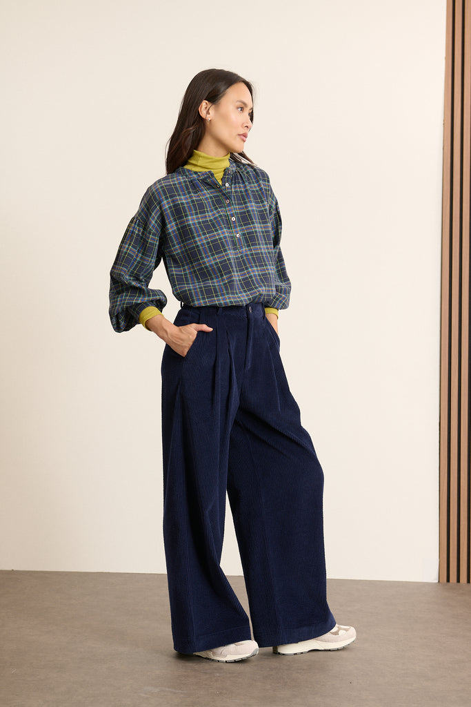Blouse à carreaux coloris marine, col rond brodé d'un biais ton sur ton cousu à plat pour un maintien propre et discret. 