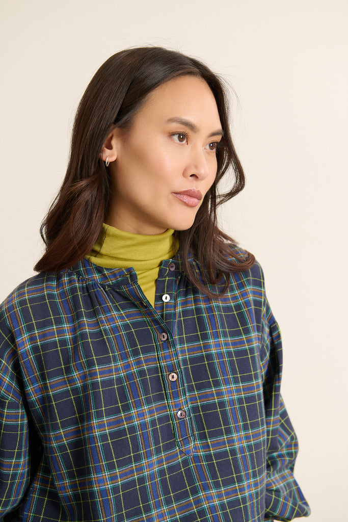 Haut pour femme Garance Paris, blouse VENDY coloris marine avec fermeture boutonnée et boutons nacrés.