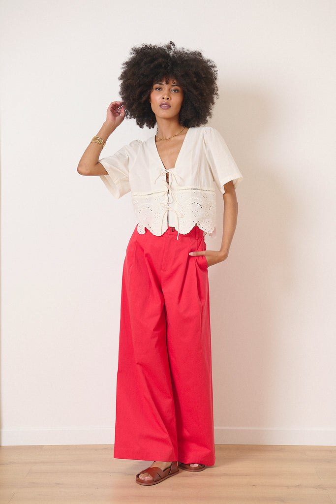 Bas avec détails plis matière 100% coton et au coloris rouge lumineux pantalon large femme 