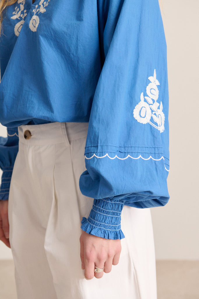 Blouse Garance Paris à motifs en broderie coloris bleu avec manches smockées au poignet marque française 