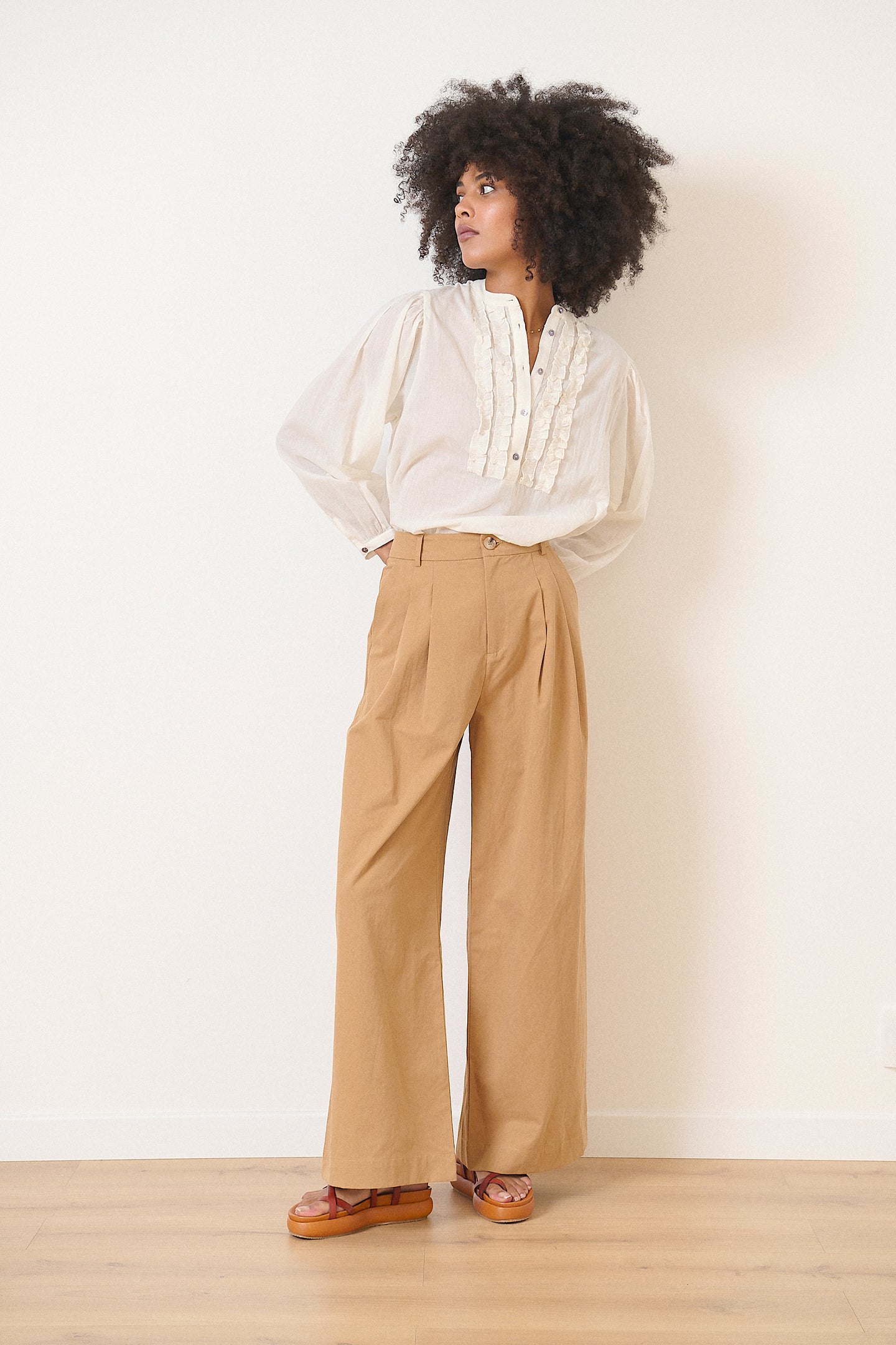 Pantalon moderne et chic pour femme coloris beige aux jambes larges bas 100% coton