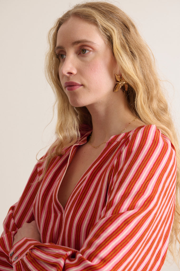 Blouse légère printemps été à manches longues coloris rose avec motifs à rayures et décolleté en V 