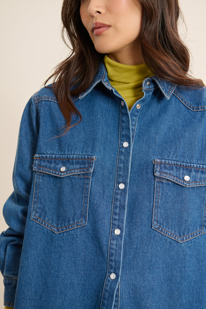 Tissu denim bleu en coton au tissage sergé, finition légèrement dévalée avec un tombé structuré et toucher sec.