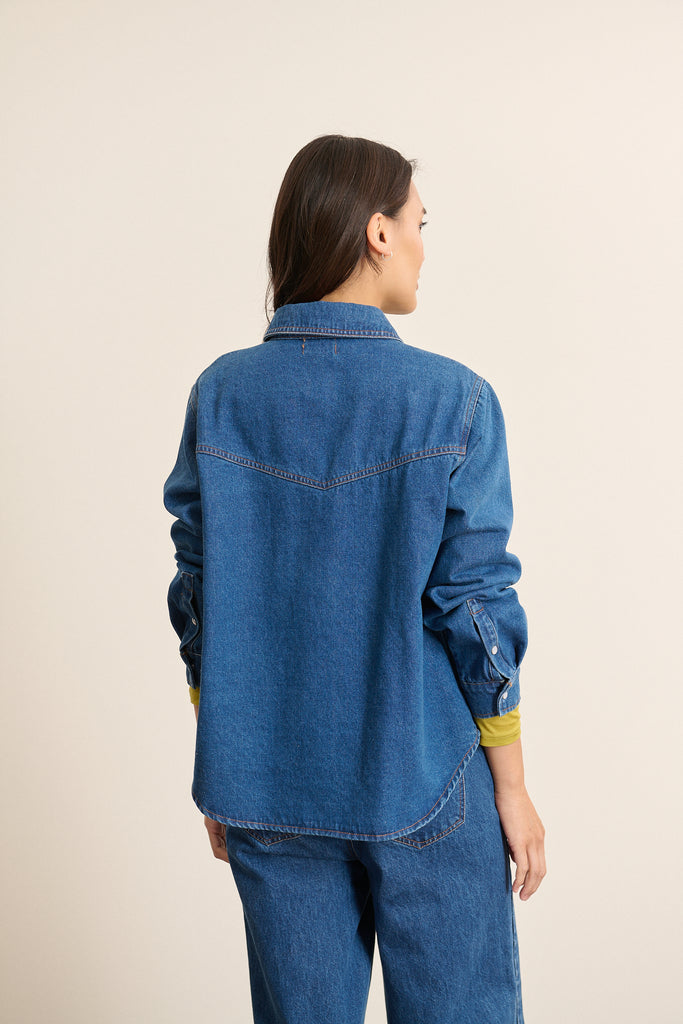 Chemise à manches longue à poignets boutonnés, tête de manche lisse et coupe droite avec couture renforcée.