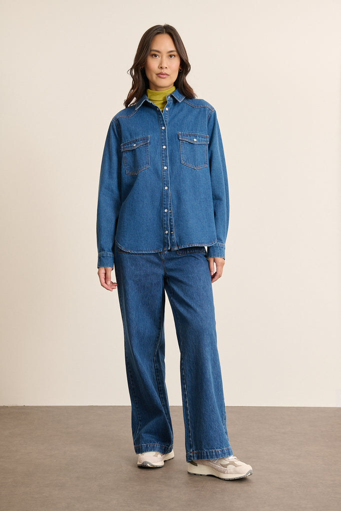 Chemise en jean bleu 100 % coton, collection Garance Paris automne hiver 2025, poches poitrine et bouton pression.