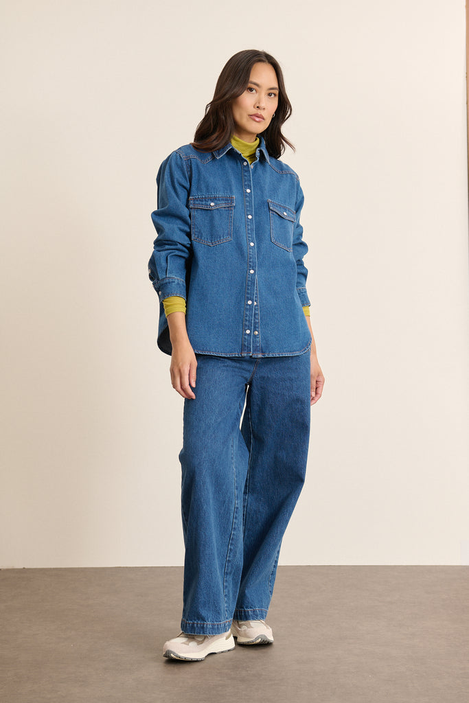 BECKY, la chemise coloris bleu avec col chemise classique avec pied de col rigide, et couture intérieure ton sur ton.