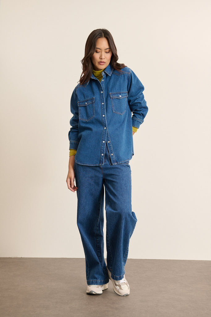 Chemise BECKY, deux poches plaquées à la poitrine avec rabats boutonnés, finitions piquées, surpiqûres contrastées visibles. 
