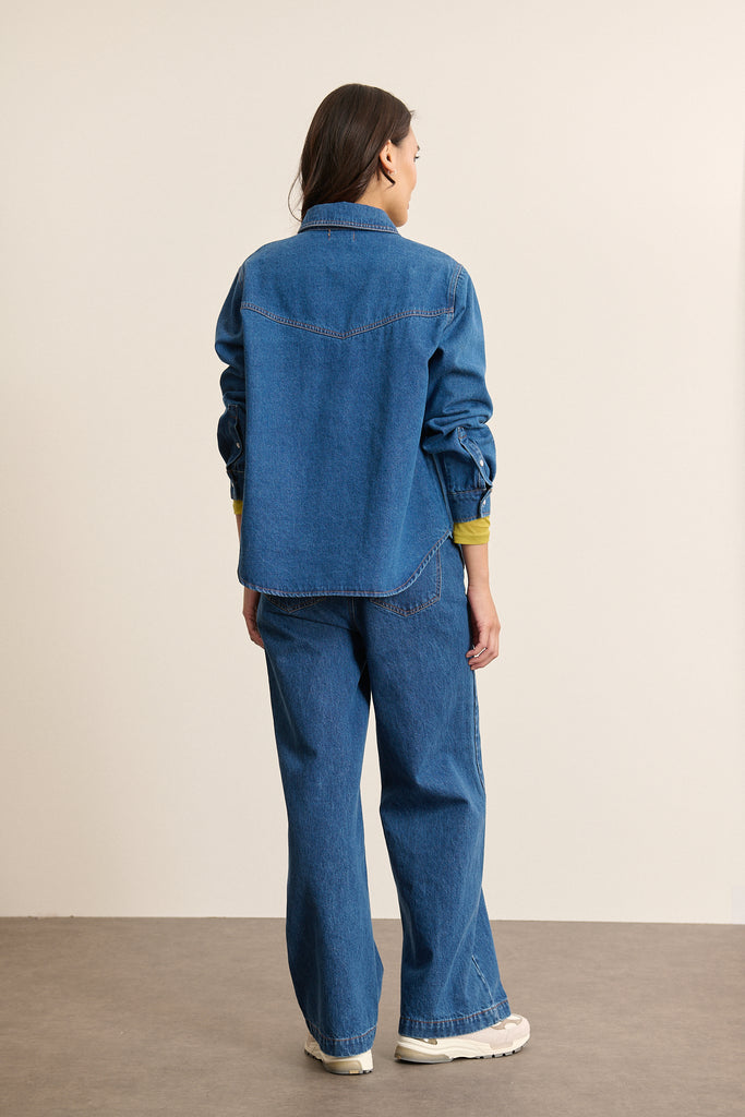 Vue arrière de la chemise en denim, découpe horizontale avec fronces légères apportant aisance et volume au dos.