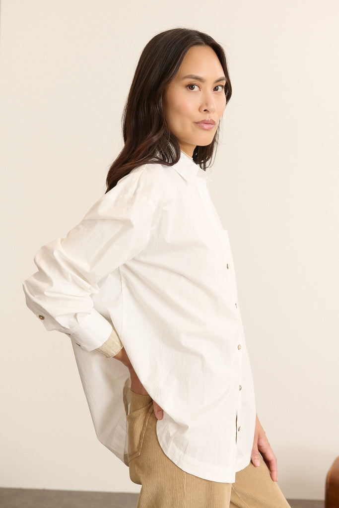BELLE, la chemise ample entièrement fabriquée en coton à manches longues, avec bouton nacre et poche poitrine.