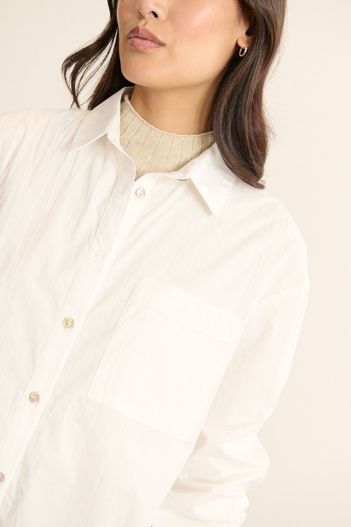 Tissu 100 % coton coloris blanc, tissage lisse et mat, toucher doux et tenue fluide adaptée aux coupes amples.