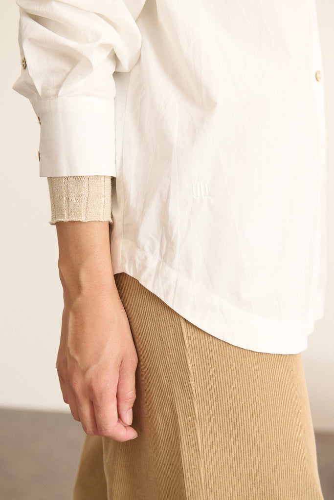 Chemise ample blanche en coton, collection Garance Paris automne hiver 2025, col classique, dos froncé et bouton nacré.