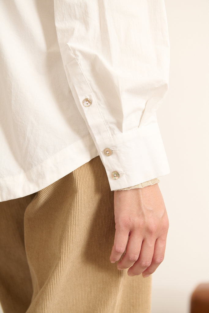 Chemise pour femme Garance Paris, coloris blanc avec découpes dans le dos et manches longues, collection AH 2025.