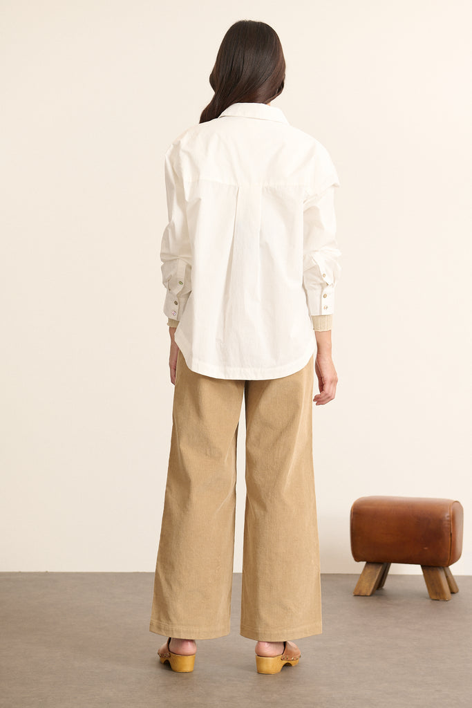 Poches plaquées sur la poitrine pour la chemise BELLE coloris blanc, avec col classique et bouton nacre.