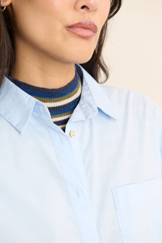 Poches plaquées sur la poitrine pour la chemise BELLE coloris bleu, avec col classique et bouton nacre.