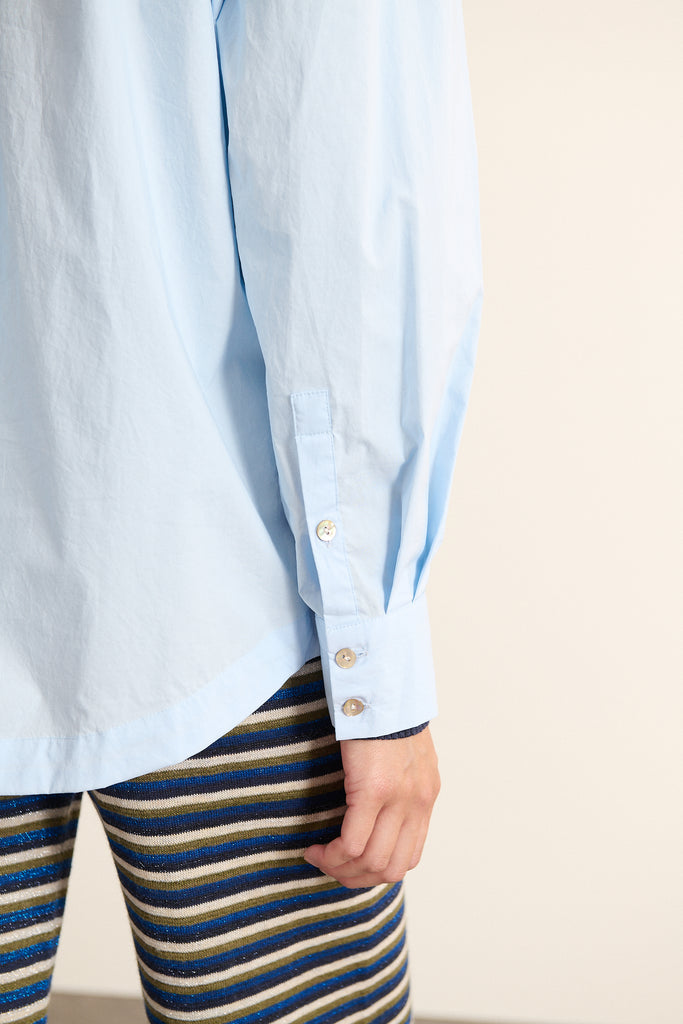 BELLE, la chemise ample entièrement fabriquée en coton à manches longues, avec bouton nacre et poche poitrine.
