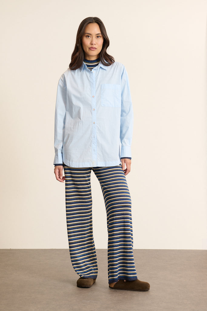 Chemise ample coloris bleu en coton, collection Garance Paris automne hiver 2025, col classique, dos froncé et bouton nacré.