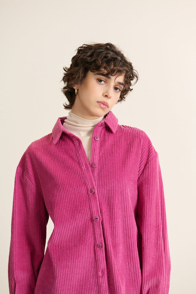 Chemise BEN en velours 100% coton avec col chemise, patte de boutonnage et bouton effet corne, coloris rose. 