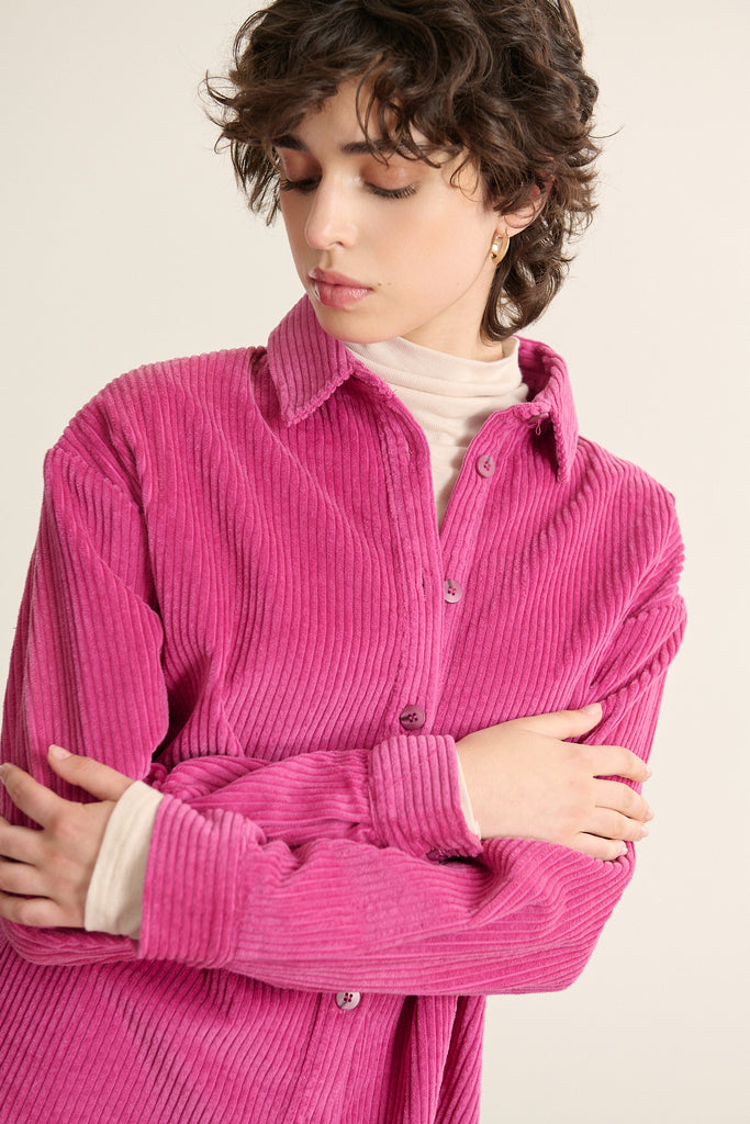 Vêtement pour femme, chemise à col classique en velours, coloris rose, avec bouton effet corne à l'avant. 