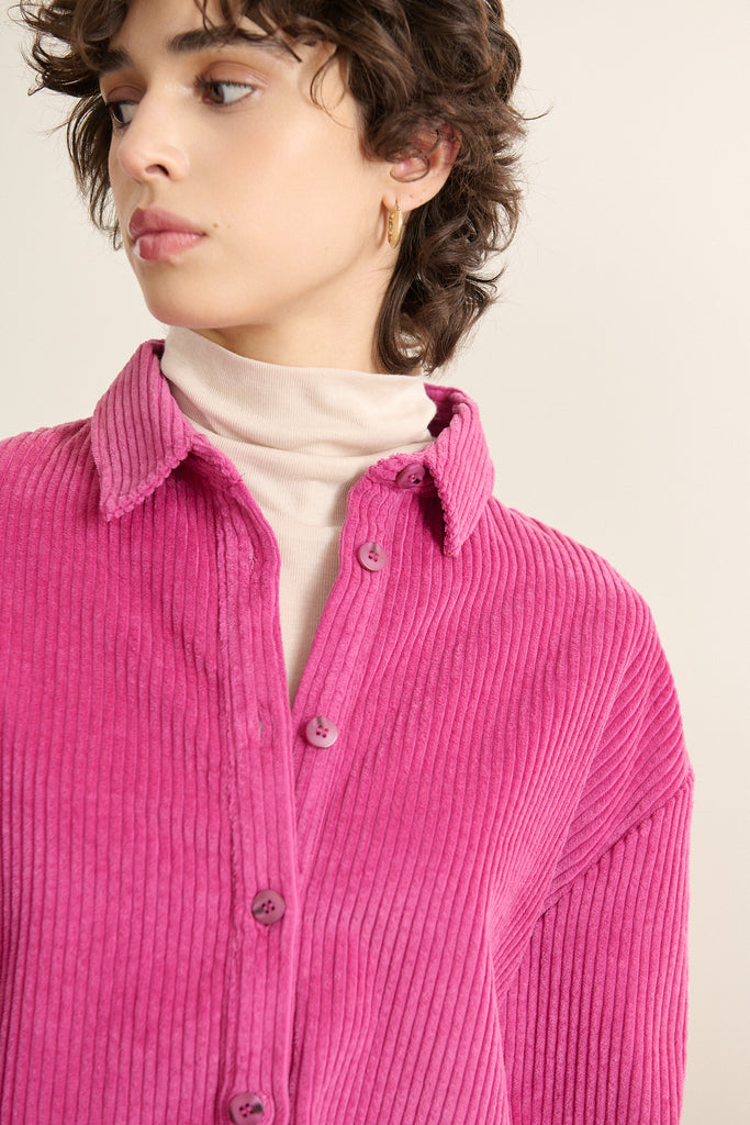 Garance Paris AH 2025, chemise pour femme avec col chemise, en velours et patte de boutonnage à l'avant.