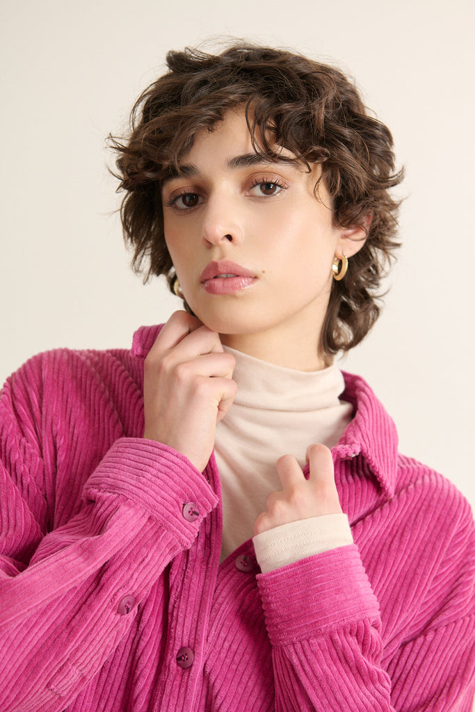 Velours 100 % coton coloris rose, côtes fines régulières sur l'ensemble de la pièce, toucher doux et col chemise. 