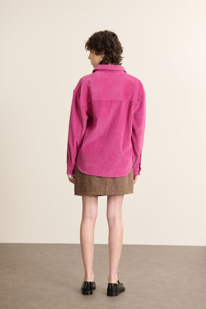 Femme portant la chemise BEN coloris rose Garance Paris collection 2025, avec un col classique en velours.
