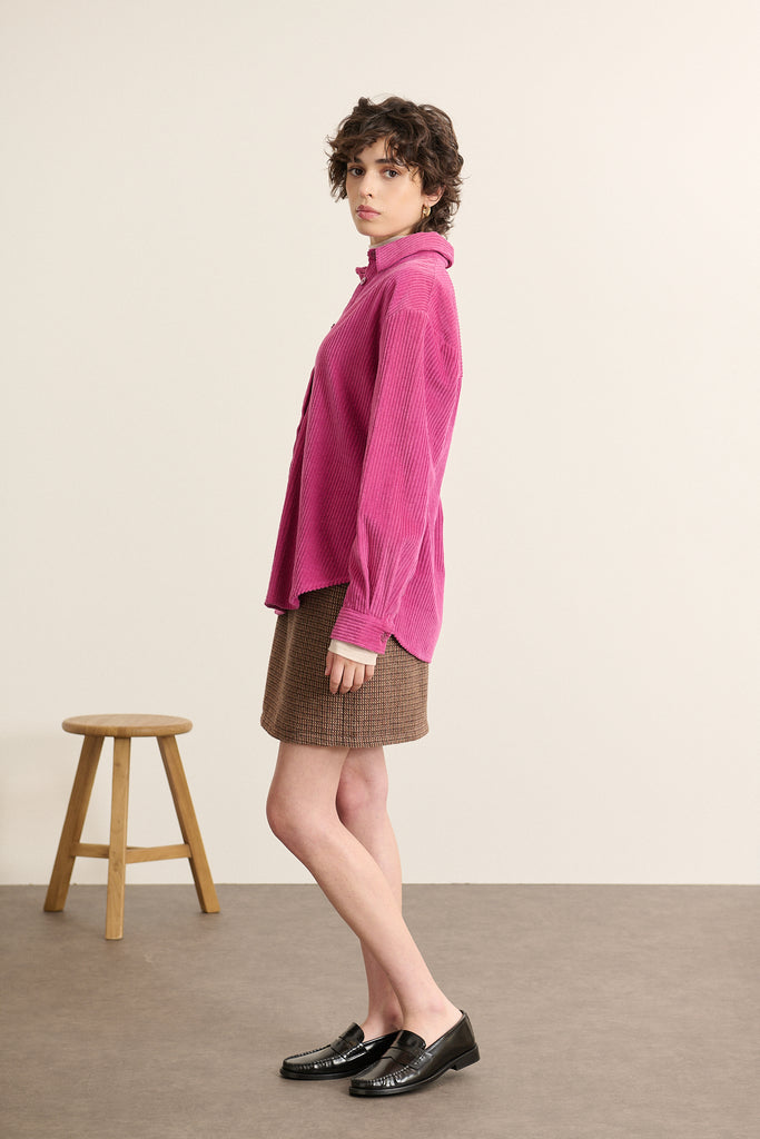 BEN, la chemise coloris rose en velours 100 % coton, avec patte de boutonnage et bouton effet corne. 