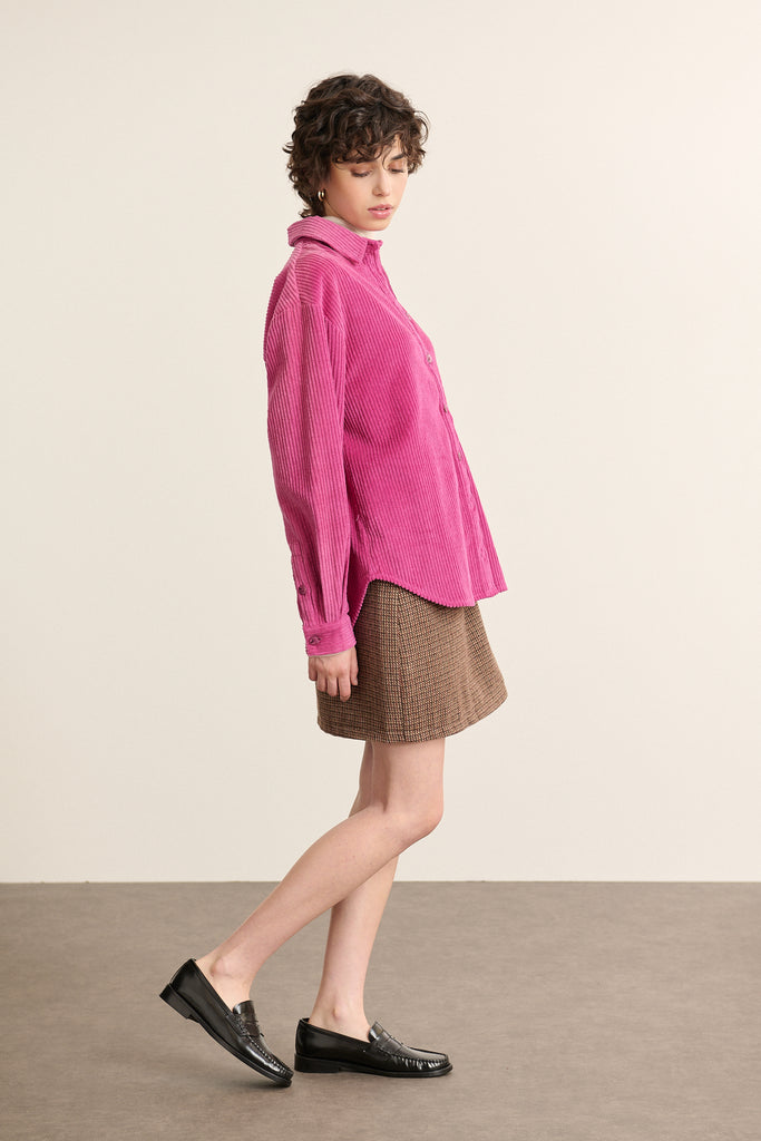 Chemise en velours rose 100 % coton, collection Garance Paris automne hiver 2025, bouton corne et col chemise classique. 