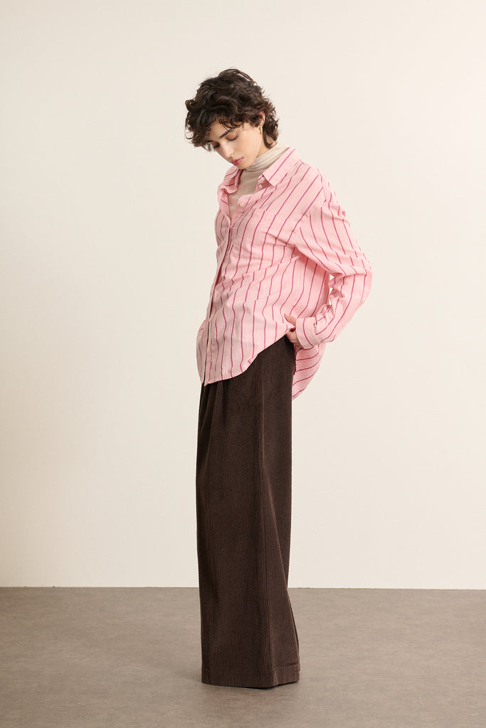 Manches longues avec poignets boutonnés de boutons nacrés et fronces en tête de manches pour la chemise BERTA rose.