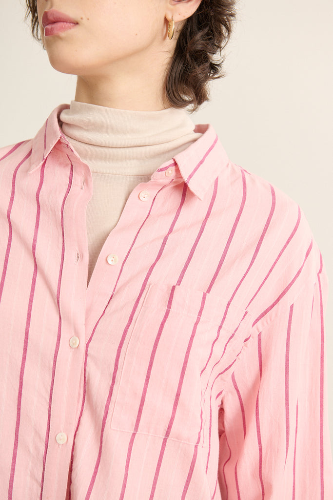 Tissu 100 % coton, coloris rose, toucher lisse et doux avec un tombé souple et adapté aux coupes amples.