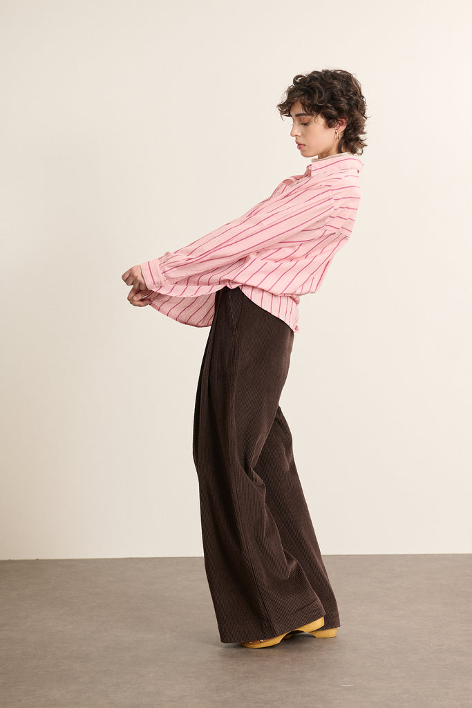 Chemise ample rose en coton, collection Garance Paris automne hiver 2025, col classique, dos froncé et boutons nacrés. 