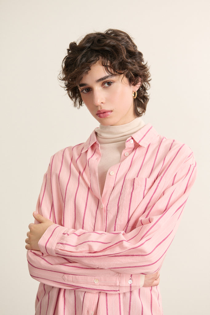 Chemise BERTA manches longues, fabriquée entièrement en coton, coloris rose pour femme Garance Paris AH 2025. 