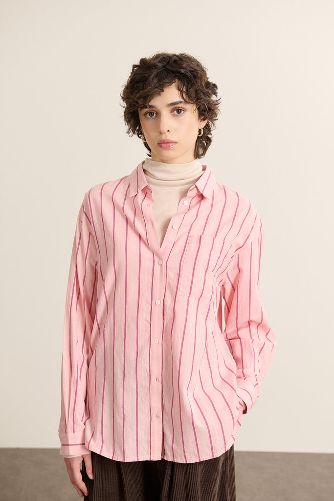 Chemise BERTA coloris rose, coupe ample, découpe dans le dos avec boutons nacrés et poche poitrine. 