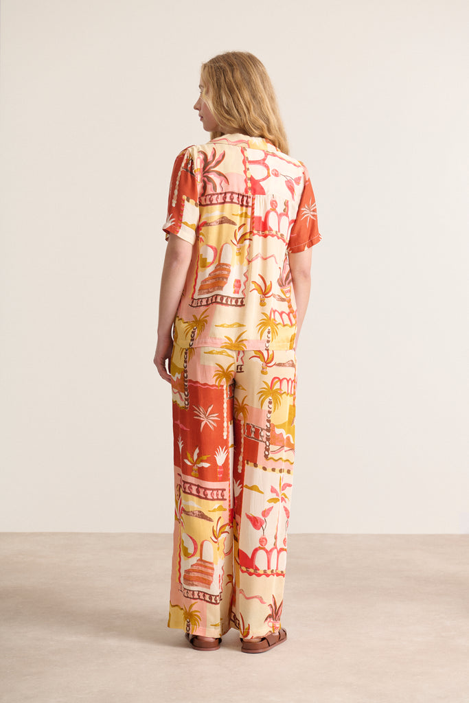 Idée tenue femme pour l'été ensemble look avec motifs colorés chauds à la fois confortable et élégant 