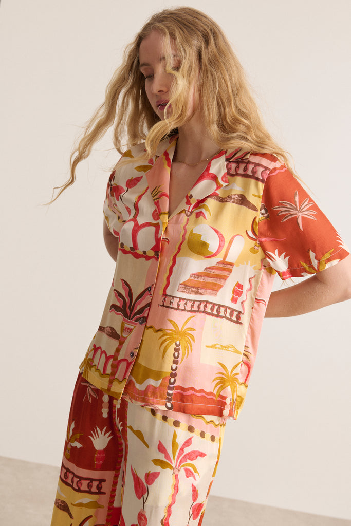 Chemisette coloris corail en viscose coupe droite avec fronces dans le dos et col pyjama avec décolleté V 