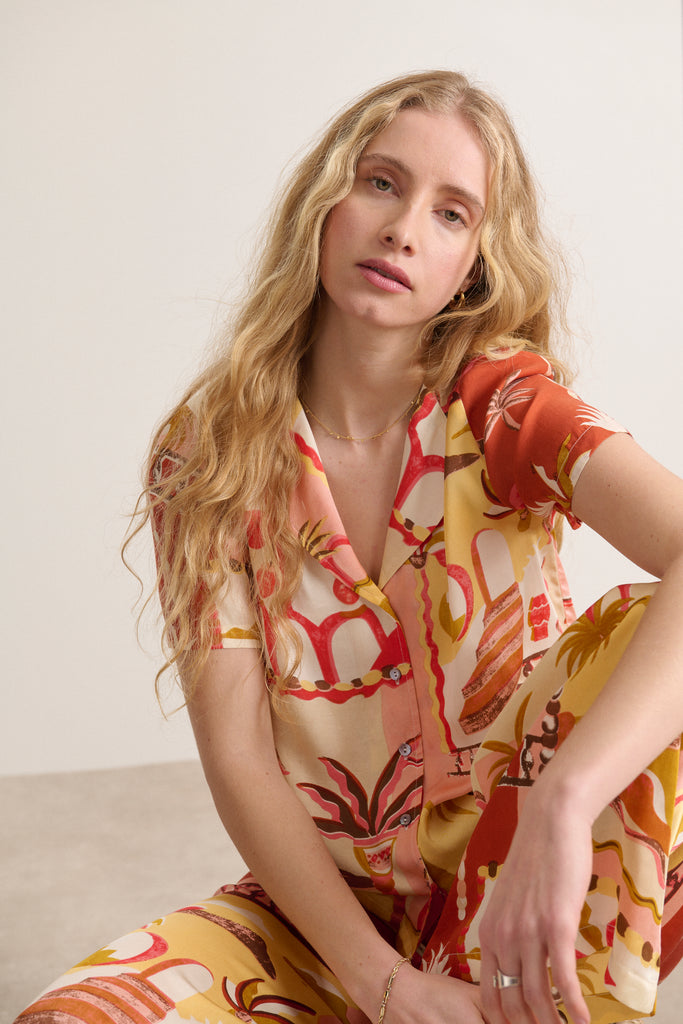 Chemise coloris corail à la coupe large et fluide pièce féminine et colorée pour look féminin et original 