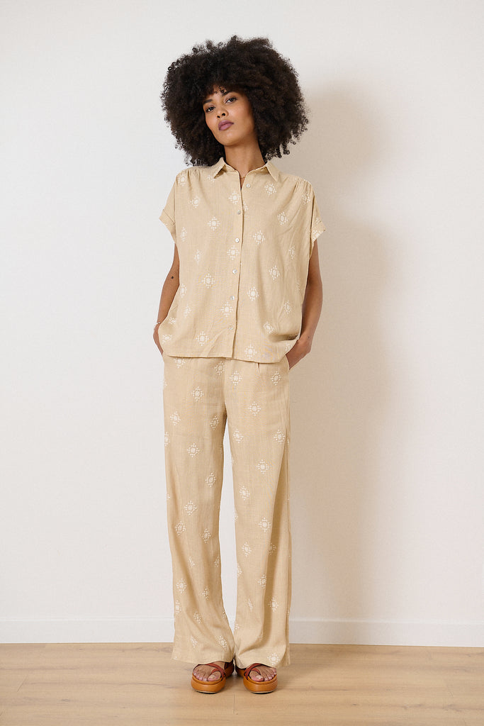 Chemisette manches très courtes pour femme couleur beige style tendance et moderne 100% coton marque française 