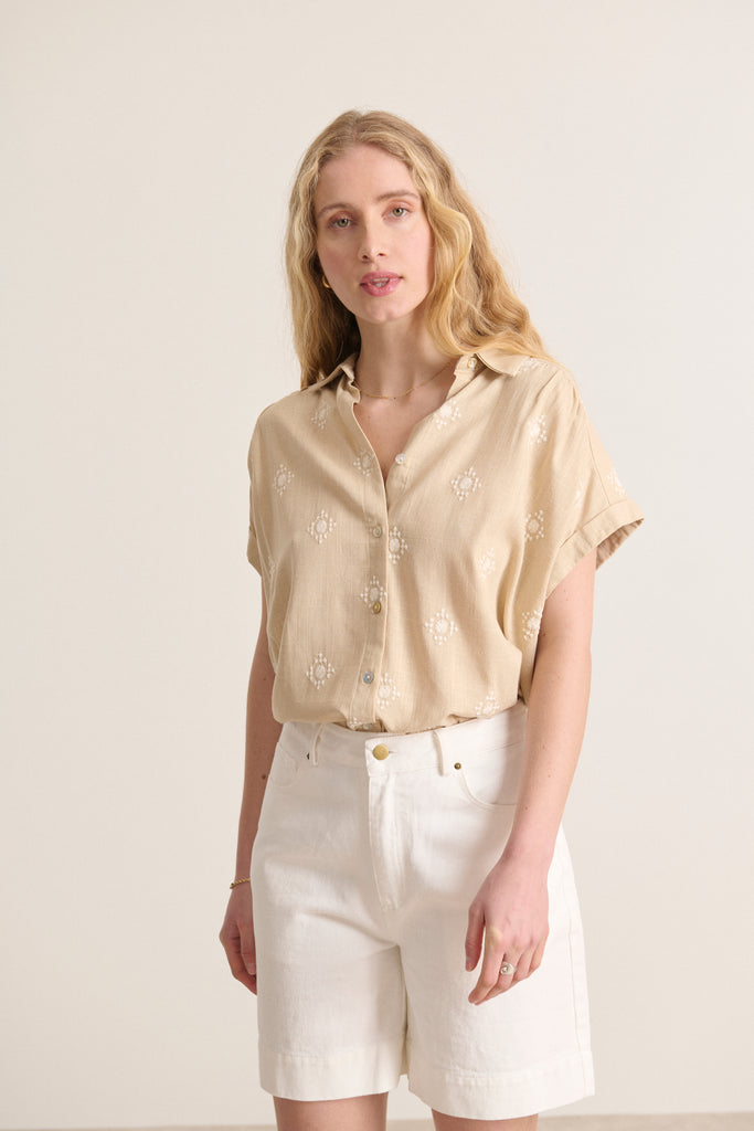 Chemise fluide à manches courtes couleur beige pour femme en tissu léger haut estival avec broderie 