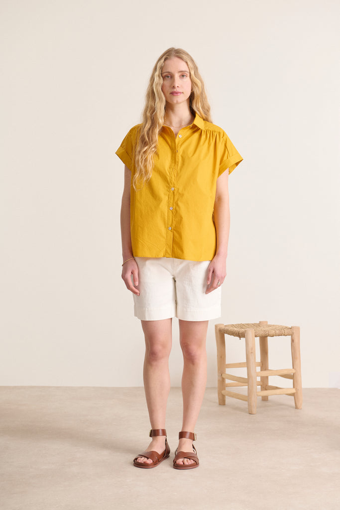 Chemise en popeline de coton moutarde pour femme avec coupe fluide et col classique manches tombantes 