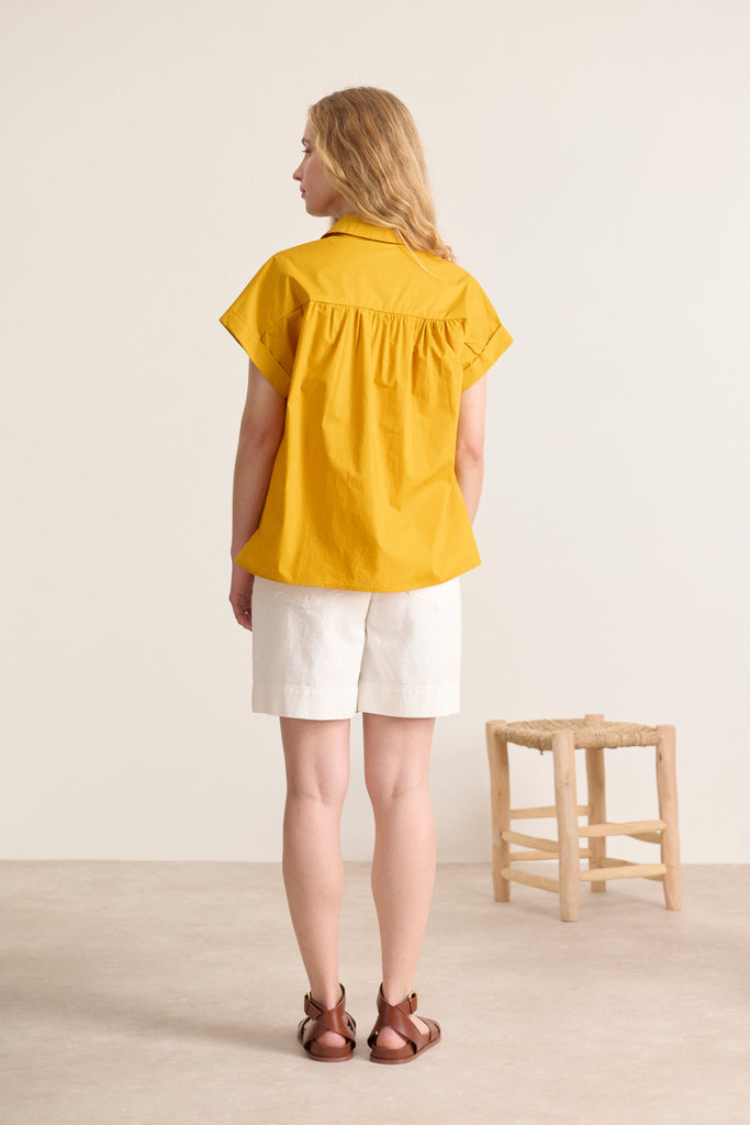 Chemise courte en coton jaune moutarde manches couvrant l'épaule et col classique idéale pour l'été prêt-à-porter femme 