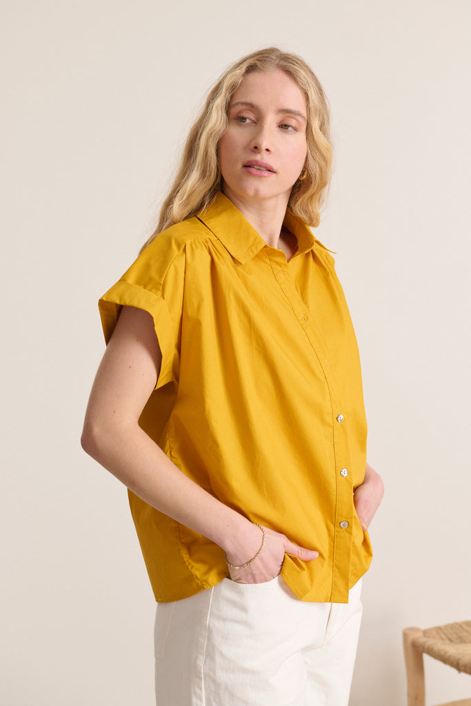 Haut femme en popeline avec manches courtes et col chemise coloris jaune moutarde idée tenue chemise avec manches originales 