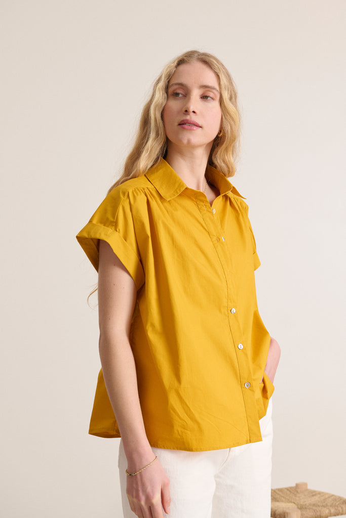 Top sans manches couleur moutarde avec fronces sur les épaules chemise en tissu léger 100% coton vêtement femme garance paris