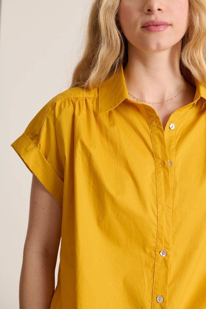 Chemise fluide et légère 100% coton couleur moutarde avec manches courtes top lumineux collection printemps été 