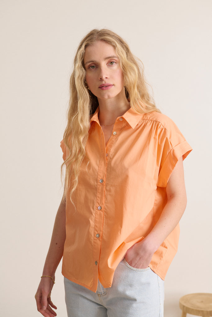 Chemisette orange Garance Paris en coton avec manches courtes et détails de fronces au dos et aux épaules 