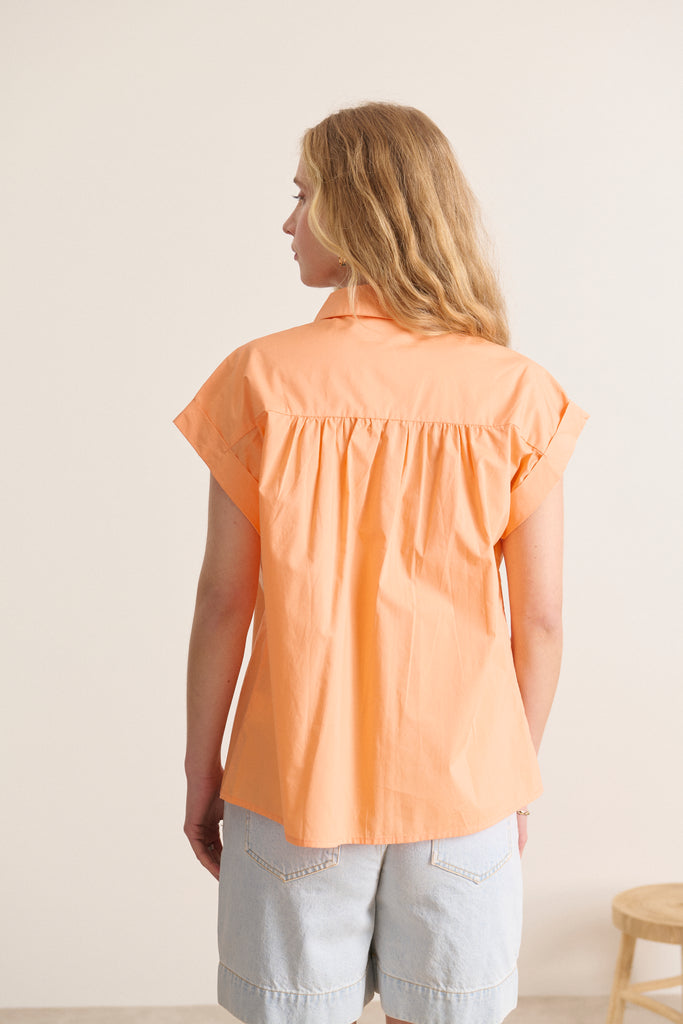 Haut femme léger avec patte de boutonnage avec boutons nacré et découpes et fronces aux épaules et au dos de la chemise