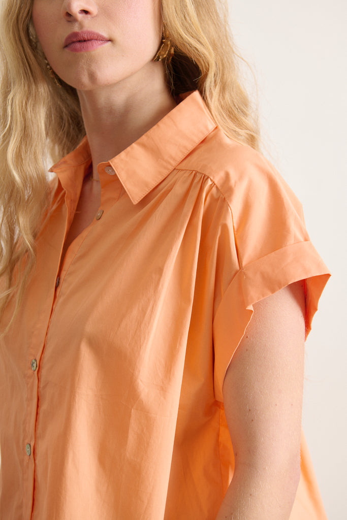 Chemise sans manches en popeline 100% coton coloris orange découpes et fronces épaules et dos