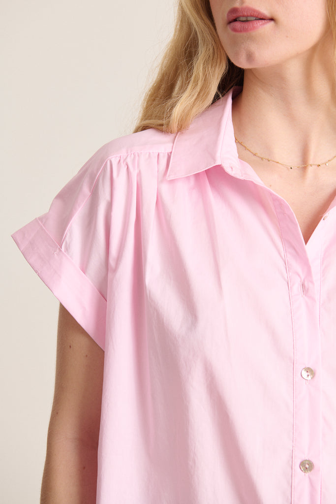 Chemise rose femme en popeline de coton manches courtes avec col chemise classique et fronces délicates