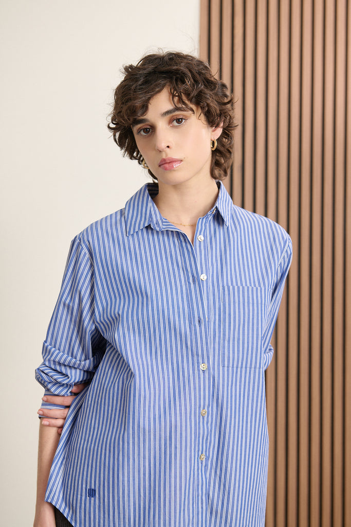 Garance Paris automne hiver 2025, chemise TED à rayures à la coupe ajustée mais confortable, coloris bleu. 