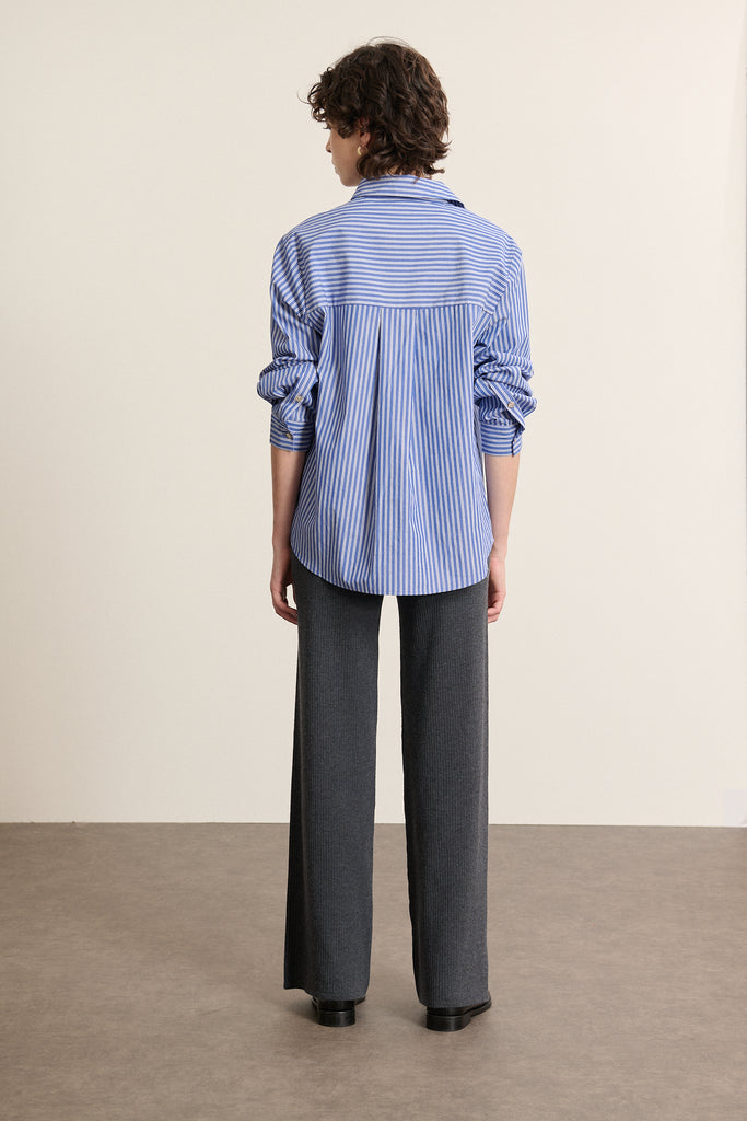 Vue arrière de la chemise rayée, découpe haute avec fronces légères pour créer du volume et de l'aisance au dos. 