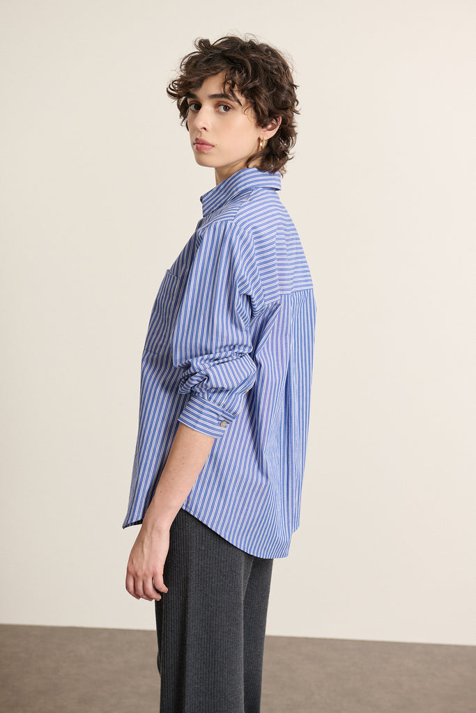 Manches longues avec poignets boutonnés de boutons nacrés et fronces en tête de manches pour la chemise TED bleu.