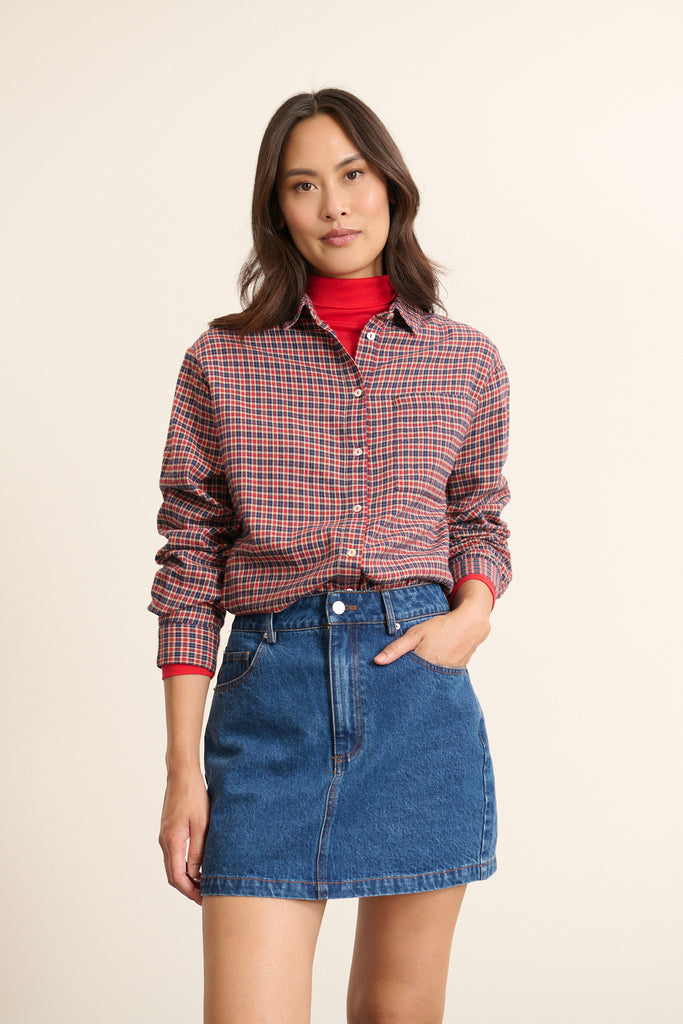 Fermeture par boutons nacrés pour la chemise TED, cousus sur patte centrale avec finition brillante. 